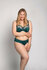 Model draag lingerieset Zoe in de kleur lauriergroen, een beugelbh en gladde slip zonder kant.