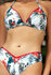 Model draagt witte bikini met tropische bloem
